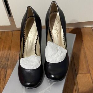 Jessica Simpson Black Round-Toe Platform Pumps